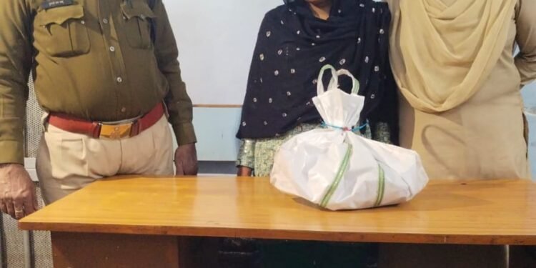 Female accused Heena Parveen alias Chhoti arrested with ganja_ Newsxpress