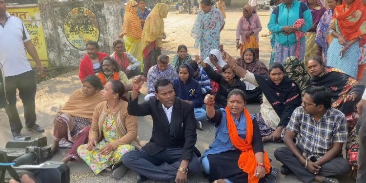 Azad Chowk police station surrounded in Vedika Sagar murder case _Newsxpress