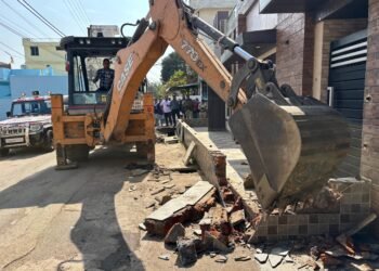 In Zone 6 Mahamaya Mandir Ward area, encroachments on the road by about 5 houses were demolished. _ Newsxpress