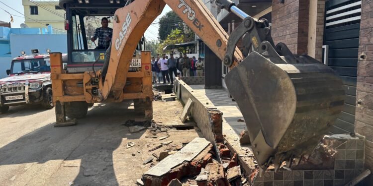 In Zone 6 Mahamaya Mandir Ward area, encroachments on the road by about 5 houses were demolished. _ Newsxpress