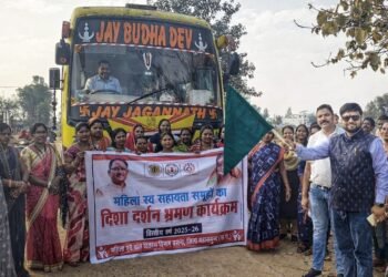 40 members of 12 self-help groups set off on a pilgrimage, flagged off by Chairman Prakash.