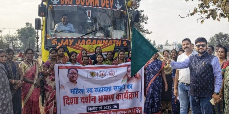 40 members of 12 self-help groups set off on a pilgrimage, flagged off by Chairman Prakash.