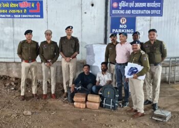 Breaking News: Two interstate ganja smugglers from Uttar Pradesh arrested while smuggling 17 kg of ganja.
