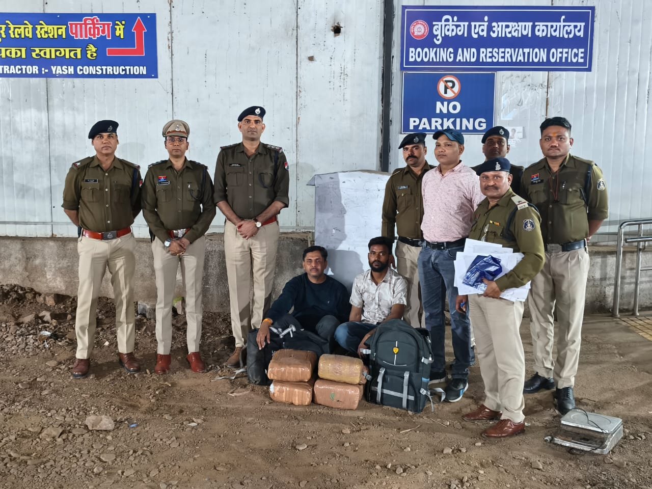 Breaking News: Two interstate ganja smugglers from Uttar Pradesh arrested while smuggling 17 kg of ganja.
