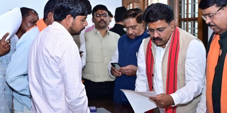 Deputy Chief Minister gave instructions for speedy disposal of the applications received.