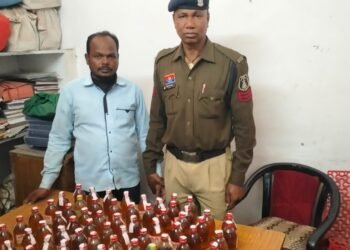 Kharora police station arrested the accused with illegal liquor.
