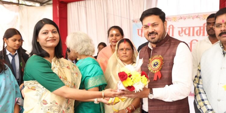 MLA Anuj Sharma attended the annual function of Swami Atmanand School and inaugurated the Atal Tinkering Lab.