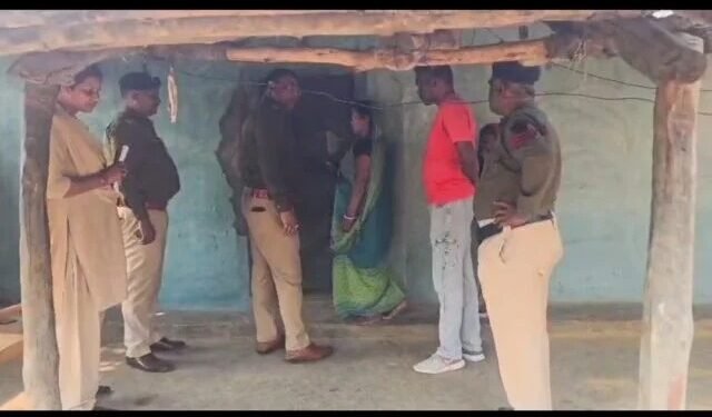 There was a commotion in the village of Kumhari when a minor girl was imprisoned in her house with a sickle.