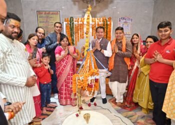 Devotional settlement on Mahashivratri: MLA Dr. Sampat Agarwal performed Maha Rudrabhishek with his family at Adi Yogi Shiv Temple.