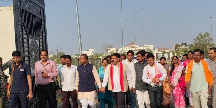 Livestock farmers of Bastar and Didi's of Bihan group left for an educational tour to Banaskantha, Gujarat