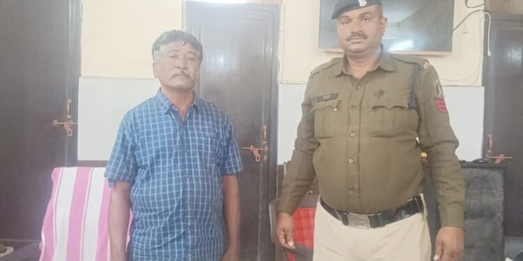 Accused arrested for selling liquor illegally, 42 quarters of liquor seized _Newsxpress