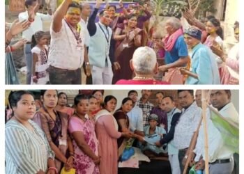Chhattisgarh Civil Security Foundation, District Bilaspur organised clothes distribution and flower Holi programme in old age home.