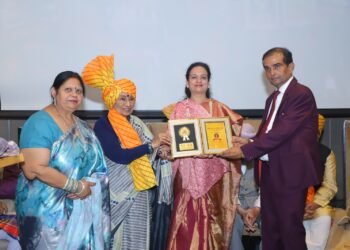 Raipur's talent shines in the capital Delhi, Dr. Reshma Ansari honored