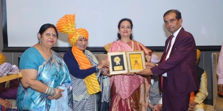 Raipur's talent shines in the capital Delhi, Dr. Reshma Ansari honored