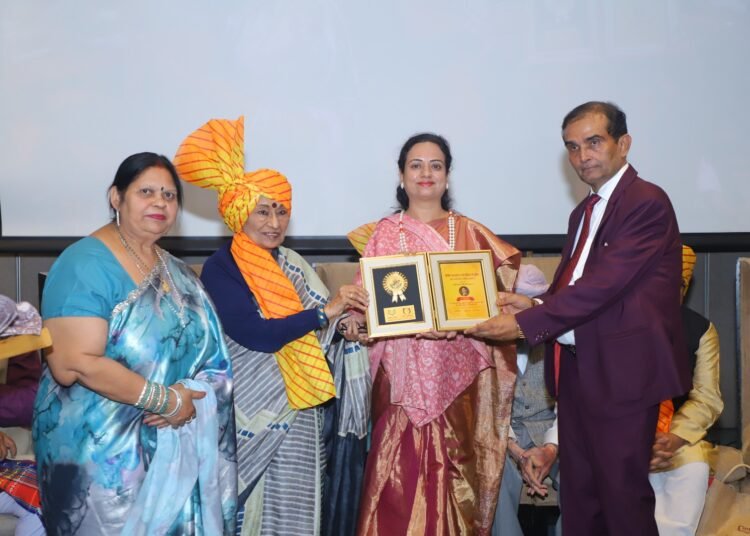 Raipur's talent shines in the capital Delhi, Dr. Reshma Ansari honored