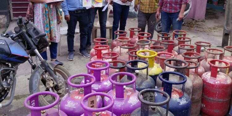 Major action taken against illegal gas refilling in Jagdalpur, huge quantity of cylinders seized