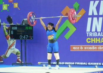 राजमिस्त्री की बेटी मोनिखा सोनोवाल ने दर्द और आत्म-संदेह को हराकर जीता केआईटीजी वेटलिफ्टिंग गोल्ड