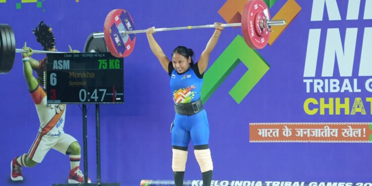 राजमिस्त्री की बेटी मोनिखा सोनोवाल ने दर्द और आत्म-संदेह को हराकर जीता केआईटीजी वेटलिफ्टिंग गोल्ड