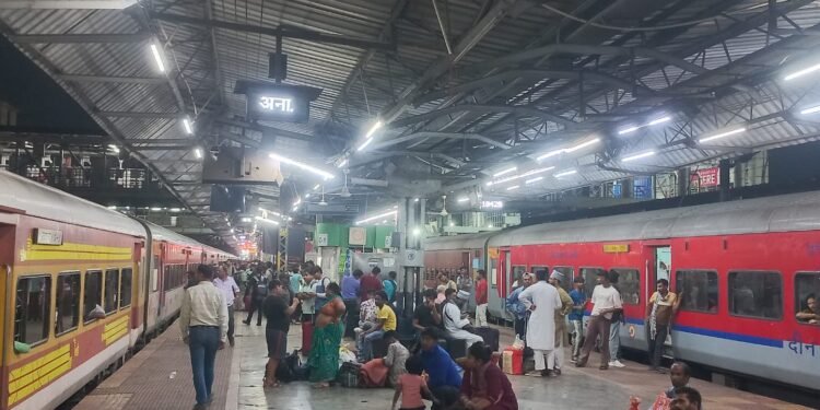 A surprise food inspection drive was conducted at Raipur station to prevent unauthorized vendors.