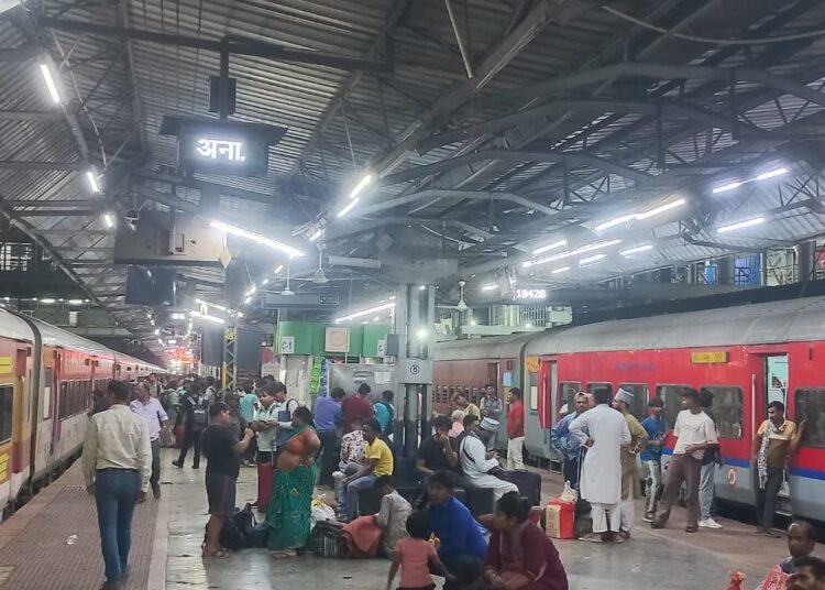 A surprise food inspection drive was conducted at Raipur station to prevent unauthorized vendors.
