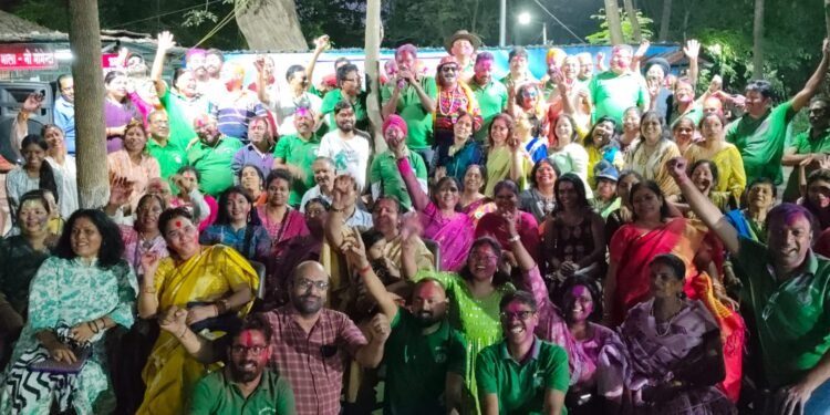 The grand Holi gathering of Green Army concluded with the beats of drums and Holi of flowers.