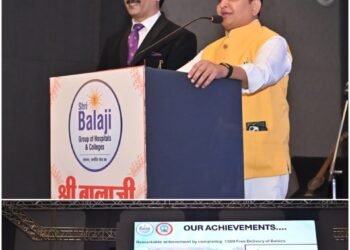 MLA Dr. Sampat Agarwal visited Shri Balaji Advanced Cancer Hospital and praised the efforts of Dr. Devendra Nayak.