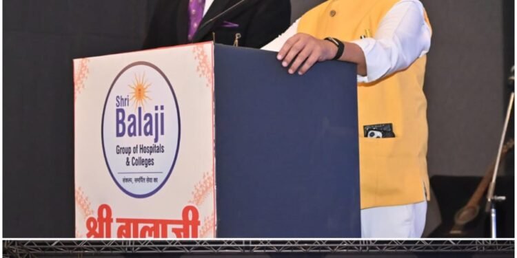 MLA Dr. Sampat Agarwal visited Shri Balaji Advanced Cancer Hospital and praised the efforts of Dr. Devendra Nayak.