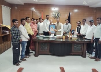 A delegation of the Satnami community paid a courtesy call on Collector Kuldeep Sharma, discussing social issues and the development of Girodpuri Dham.