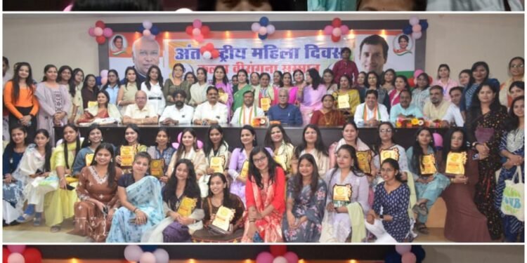 Congress honoured women journalists with "Pen Heroine Award"