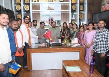 The two CEOs have led to increased chaos in the Berla District Panchayat – public representatives met with the MLA.