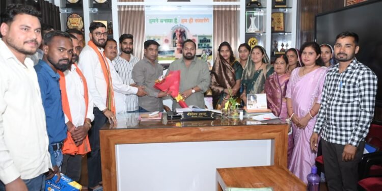 The two CEOs have led to increased chaos in the Berla District Panchayat – public representatives met with the MLA.