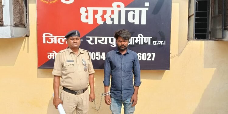 The accused, who threatened people by brandishing a sharp sword, was arrested.