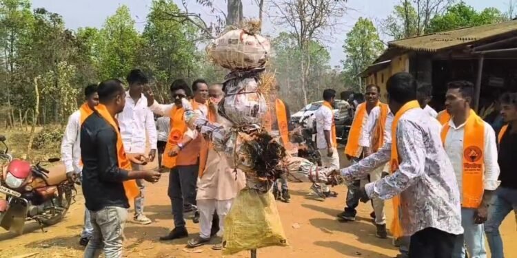 भानुप्रतापपुर, शासकीय शराब दुकान भानुप्रतापपुर में शराब दुकान के सुपरवाइजर कर्मवीर गुप्ता द्वारा तय दर से अधिक दर पर शासकीय शराब बेची जाने एवं गांव गांव में शराब कोचीयाओ से मिली भगत कर गांव गांव में शासकीय शराब भेज कर बिकवा कर क्षेत्र का माहौल खराब करने, शराब उपभोक्ताओं का शोषण करने के कारण शिवसेना द्वारा शासकी