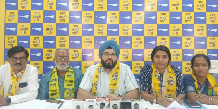 The government should either recover pending electricity bills worth crores from the state's biggest defaulters or cut their power connections. Workers will cut connections after May 1 - Aam Aadmi Party