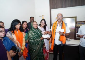 An example of public service: MP Brijmohan Agrawal distributed cheques to 84 beneficiaries