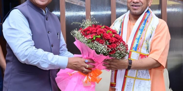 Chief Minister accorded a warm welcome to Uttar Pradesh CM Yogi Adityanath