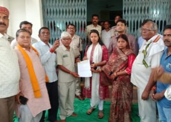 Bharatiya Kisan Sangh gheraoed the SDM office demanding canal expansion, gram procurement, area revision and improvement in fertilizer distribution system.
