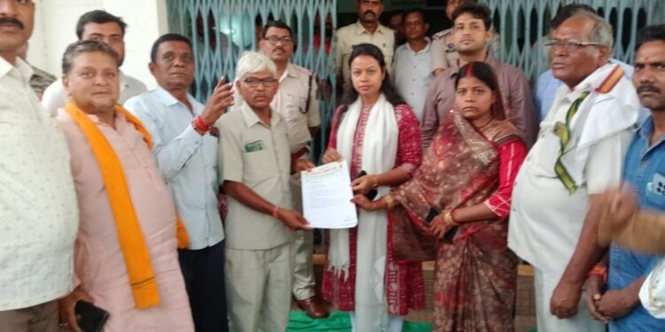 Bharatiya Kisan Sangh gheraoed the SDM office demanding canal expansion, gram procurement, area revision and improvement in fertilizer distribution system.