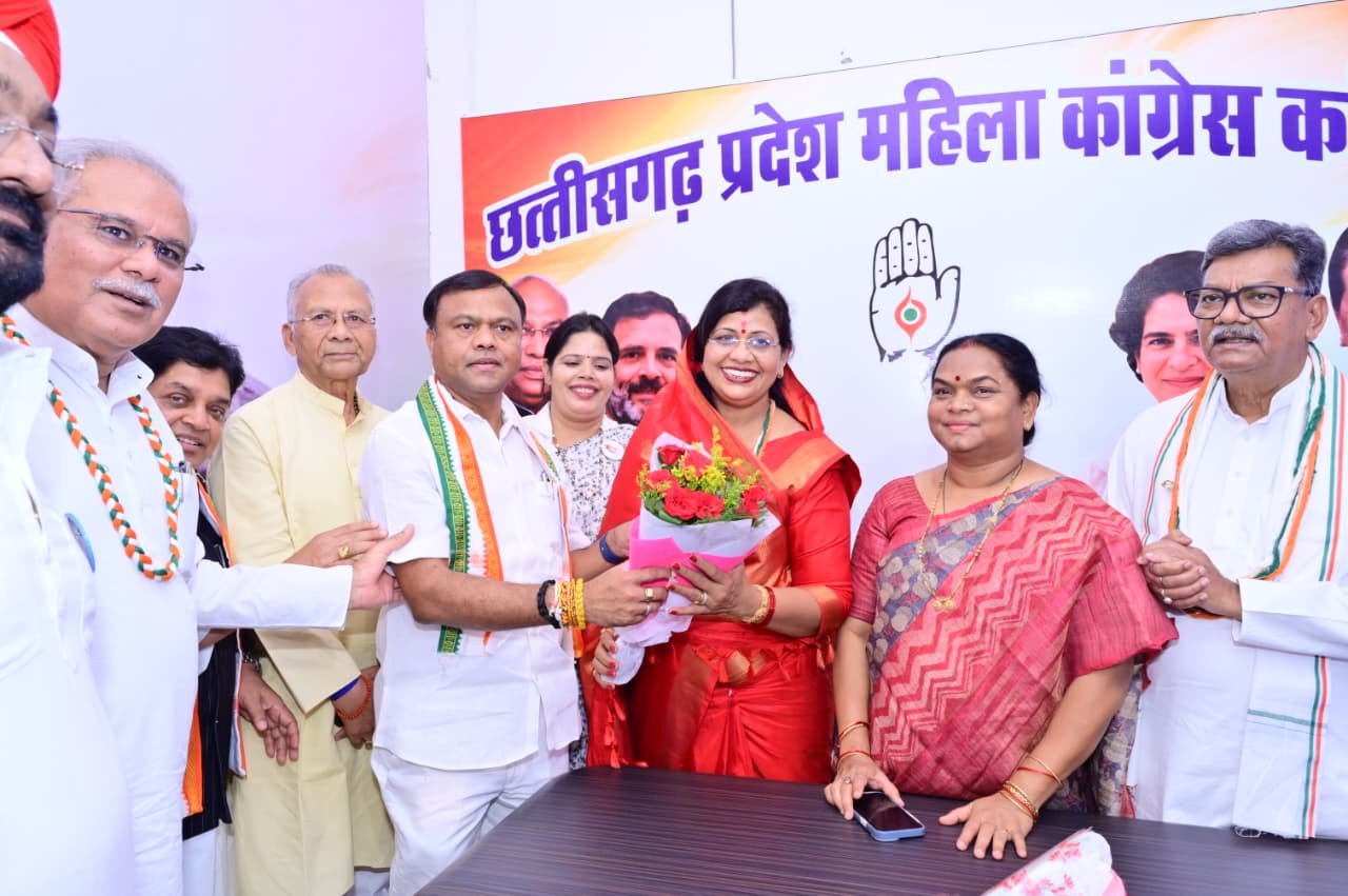 Sangita Sinha, acting president of Mahila Congress, assumed charge.