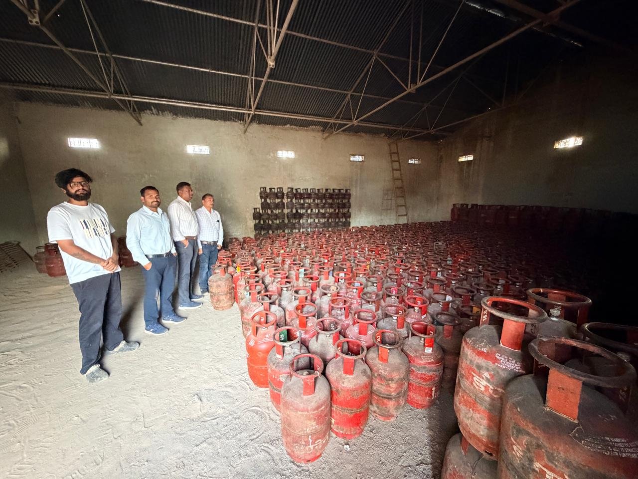 Inspection of gas agency reveals shortage of 346 cylinders; case registered.