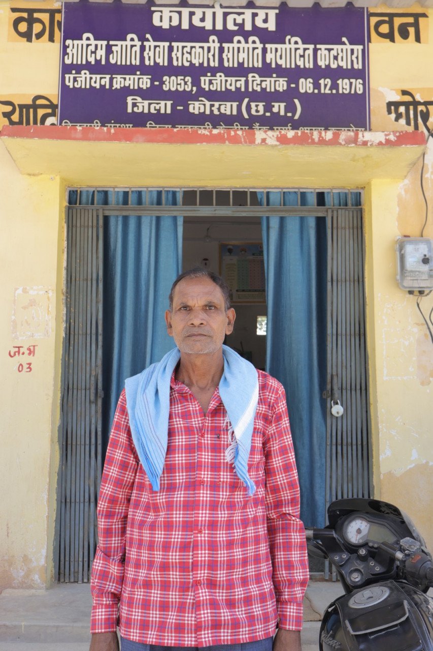 Farmer Babu Singh appreciated the well-organized system of agricultural input distribution and expressed gratitude to the Chief Minister.