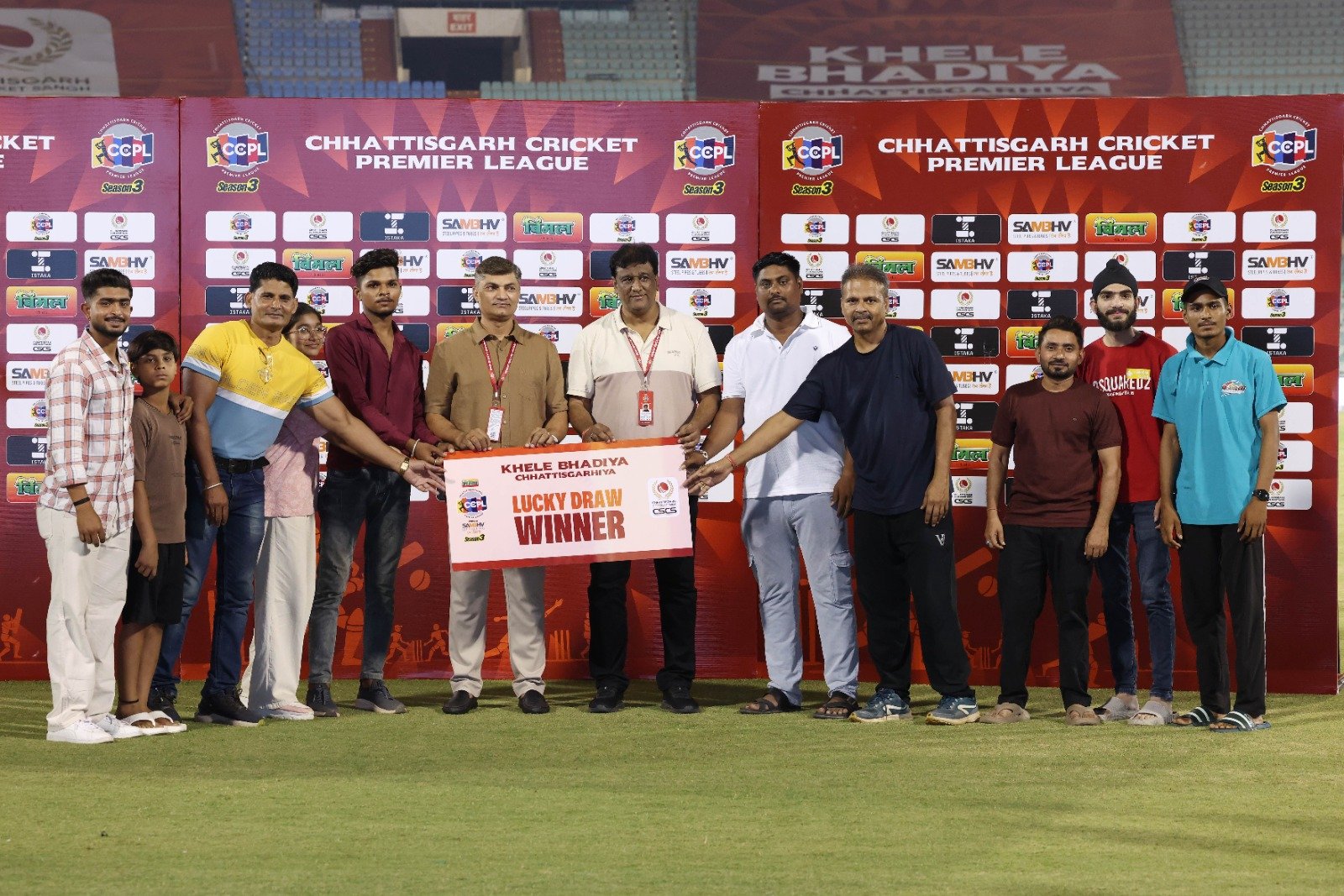 नवा रायपुर, 5 जून 2026। Chhattisgarh Cricket Premier League 3 के तीसरे संस्करण में शुक्रवार को खेले गए मुकाबले में बिलासपुर बुल्स ने राजनांदगांव पैंथर्स को 8 विकेट से हराकर शानदार जीत दर्ज की। टूर्नामेंट का आयोजन 3 जून से 14 जून 2026 तक Shaheed Veer Narayan Singh International Cricket Stadium में कि