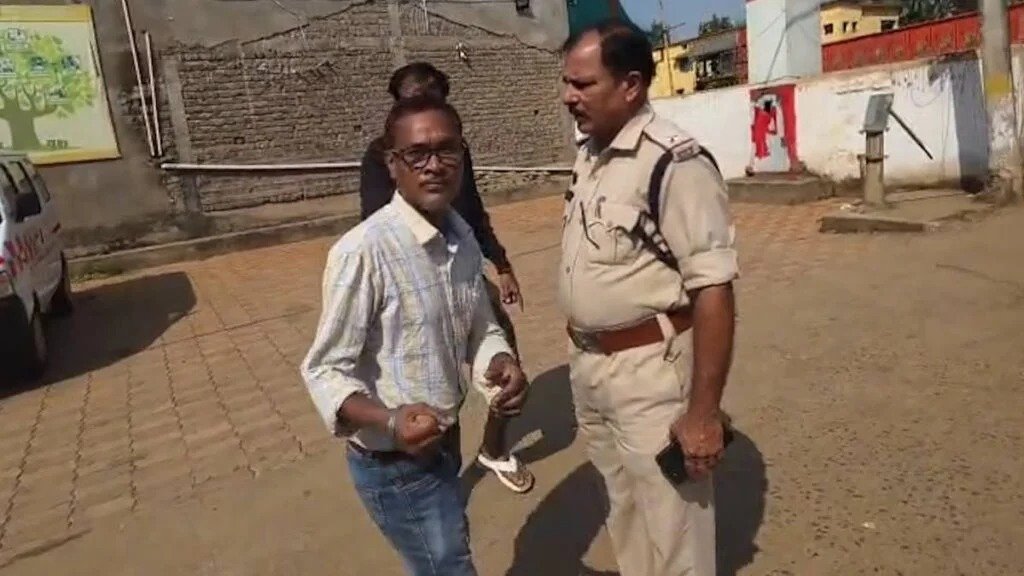 Drunk doctor at Keshkal hospital misbehaves with family members instead of attending to patients