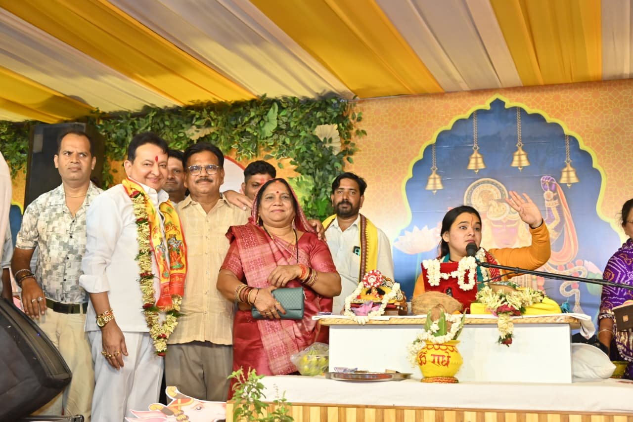 A massive sea of ​​devotees surged into the Basna market yard; MLA Dr. Sampat Agrawal sought blessings from the *Vyas Peeth* and became immersed in devotion.