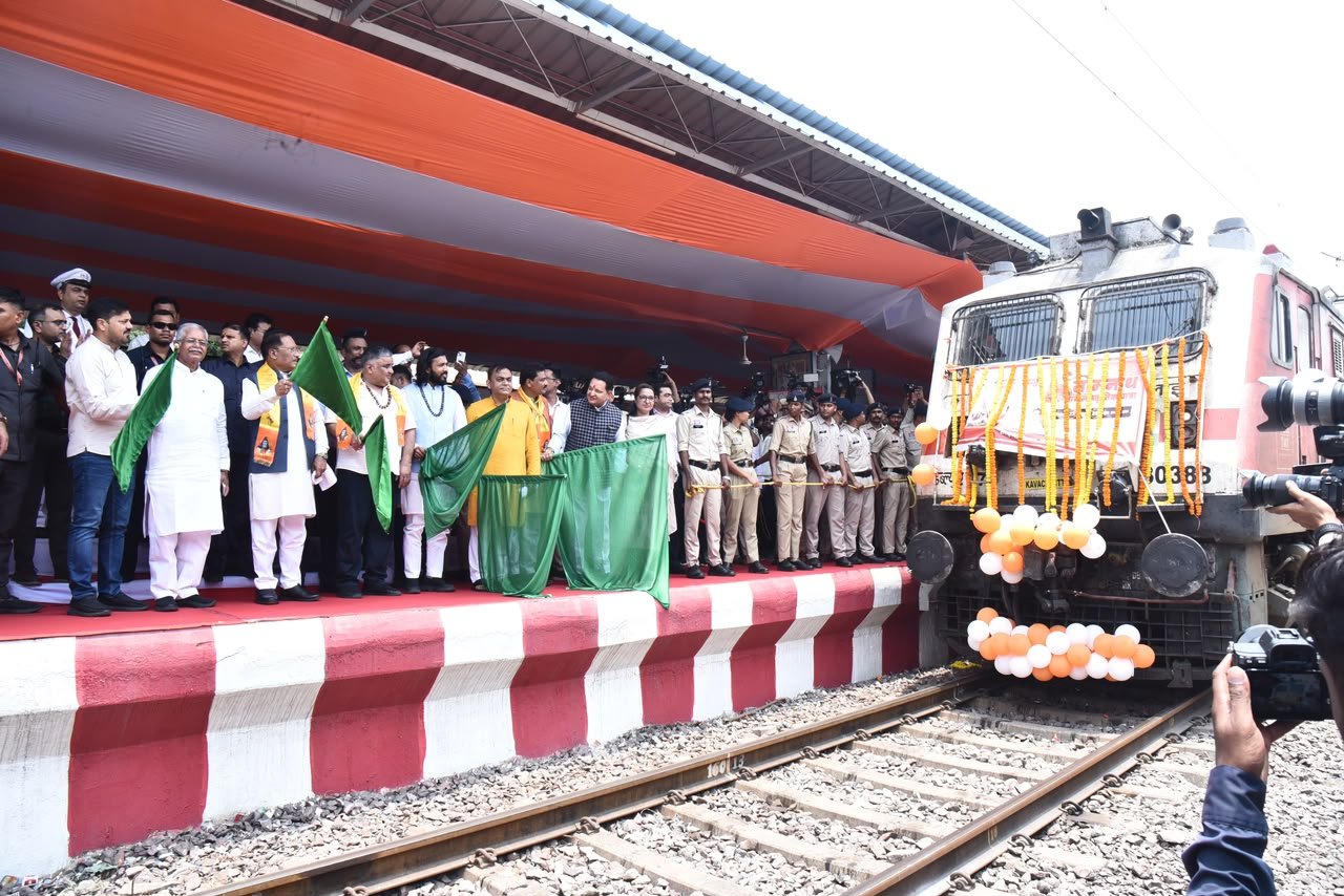 CM Vishnu Deo Sai flagged off the 'Somnath Swabhiman Sanskritik Yatra' special train.