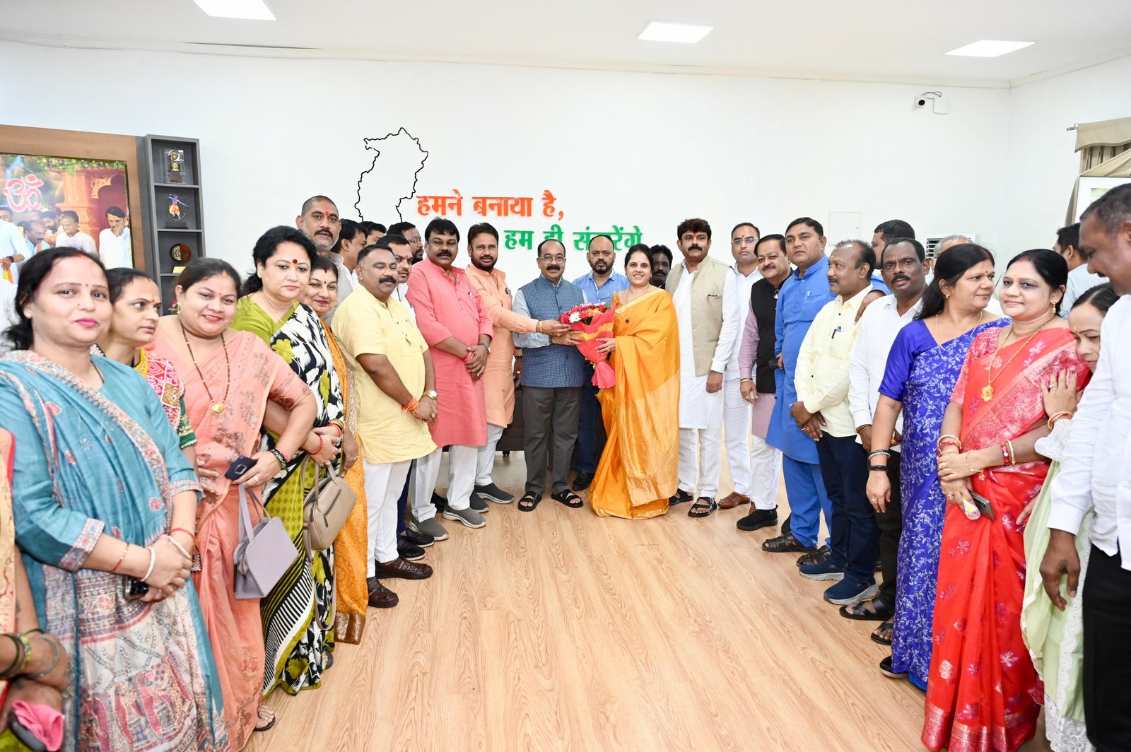 Led by Mayor Meenal Choubey, members of the Raipur Municipal Corporation's Mayor-in-Council (MIC), zone chairpersons, councilors, and aldermen met with Deputy Chief Minister Arun Sao, who holds the Urban Administration and Development portfolio.