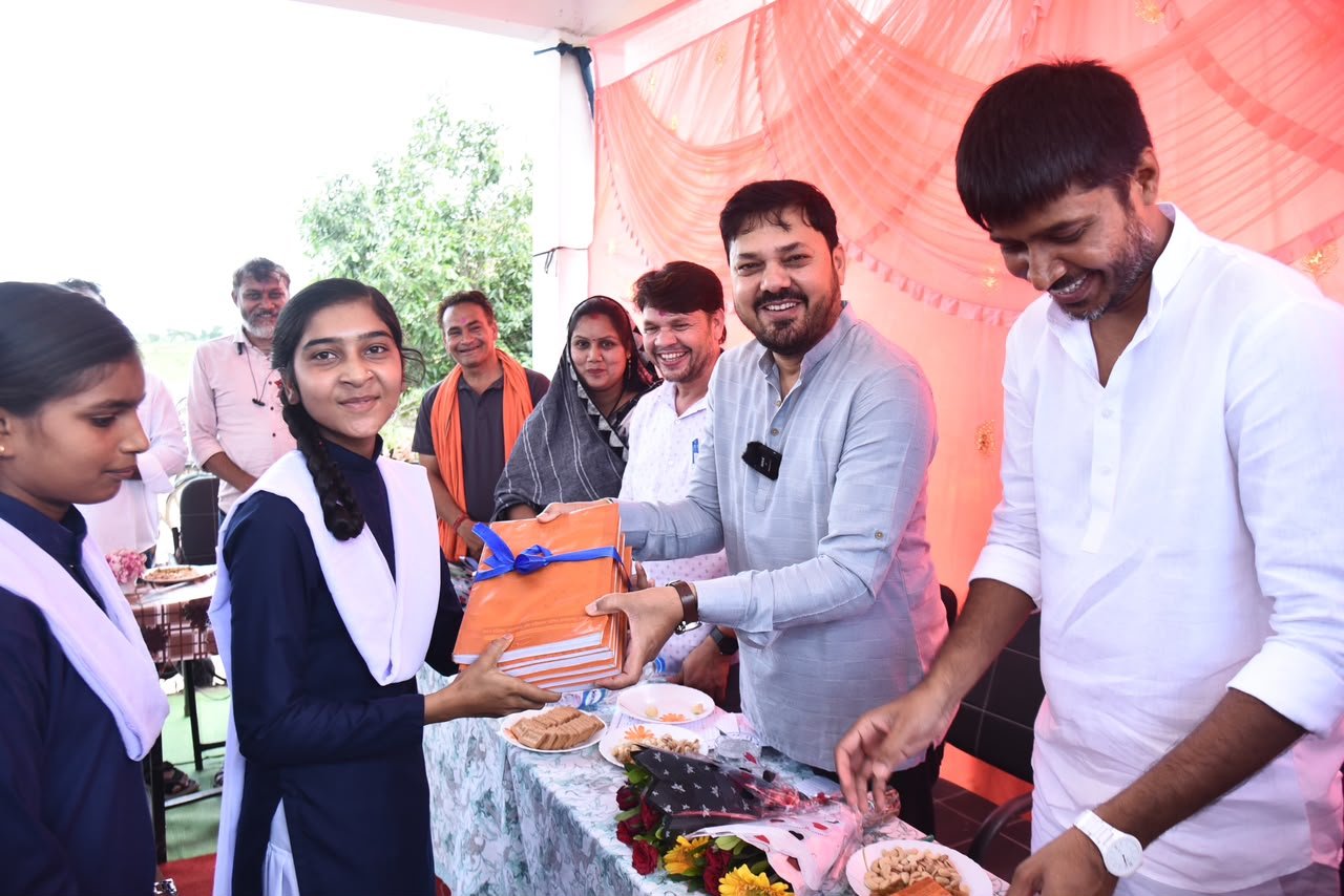 MLA Anuj Sharma attends 'Shala Pravesh Utsav': Welcomes newly enrolled children and honors meritorious students; announces a grant of ₹15 lakh for the development of Khauna.