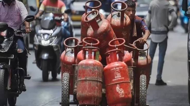 गैस सिलेंडर हुआ सस्ता, महीने के पहले दिन मिली राहत