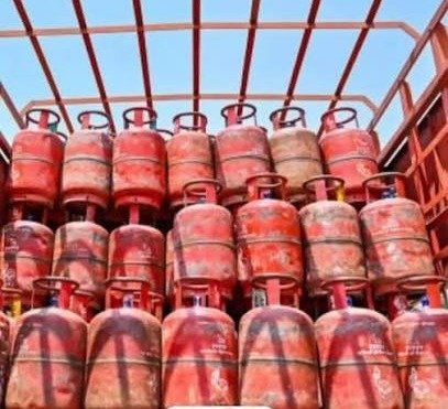 Commercial LPG cylinder becomes costlier; price hiked by ₹9.50 in Delhi.