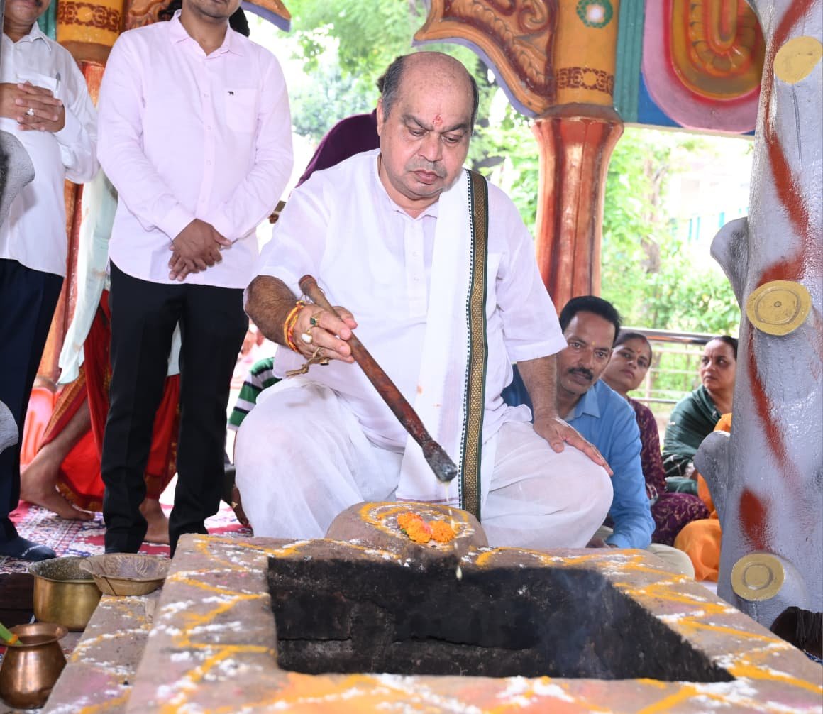 Havan and prayers performed amidst Vedic chanting at Jagannath Temple on Modi's birthday; Purandar Mishra prayed for his long life.